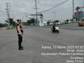 Personel Sat Samapta Polres Pelabuhan Tanjung Perak Laksanakan Pengaturan Lalu Lintas di Depan Pelabuhan Berlian