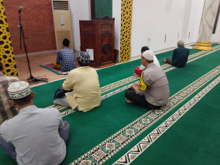 Personel Polsek Pabean Cantikan Sholat Subuh di Masjid Nurul Ikhsan, Berikan Imbauan Anti Radikalisme