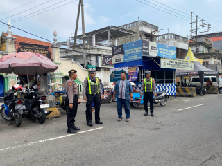 Personel Polsek Semampir Laksanakan Patroli Keamanan di Depan Wisata Religi Ampel