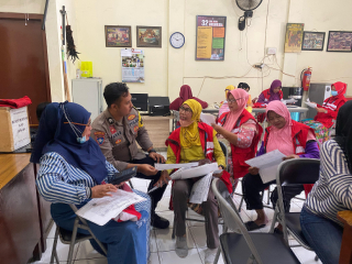 Bhabinkamtibmas Wonokusumo Sambangi Ibu-Ibu KSH, Beri Imbauan Soal Keamanan Anak