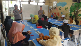 Kanit Binmas dan Bhabinkamtibmas Asemrowo Hadiri Kegiatan Pondok Ramadan di SD Tanwir