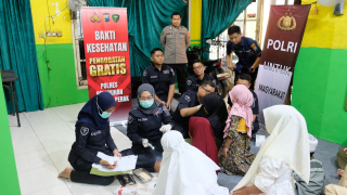 Polres Pelabuhan Tanjung Perak Gelar Bakti Kesehatan untuk Anak Yatim Piatu di Panti Asuhan Rumah Harapan.