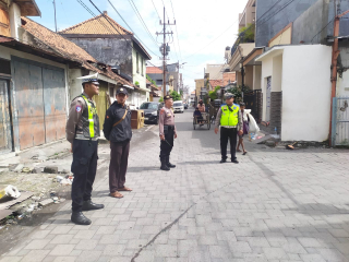 Personel Polsek Semampir Gelar Patroli Harkamtibmas di Jalan Petukangan, Antisipasi Jukir dan Parkir Liar