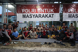 Polres Pelabuhan Tanjung Perak Gelar Buka Bersama dan Berbagi Takjil dengan Anak Jalanan