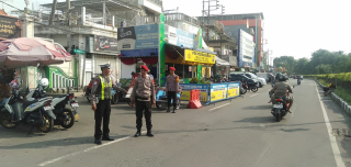 Personil Pos Pam Ampel Laksanakan Pengaturan Lalin dan Himbauan kepada Peziarah