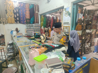 Kapolsek Semampir Cek Pos Pengamanan dan Patroli Dialogis di Wisata Religi Sunan Ampel, Sampaikan Pesan Kamtibmas kepada Pedagang dan Peziarah