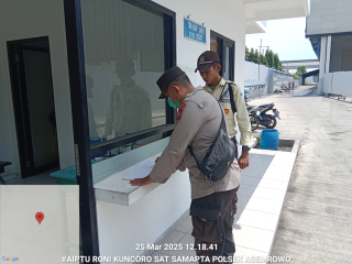 Patroli Keamanan oleh Personil Polsek Asemrowo di Area Pergudangan Margomulyo