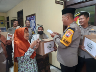Berkah Ramadan: Kapolsek Semampir Bagikan Bantuan Sosial untuk Warga Kurang Mampu,