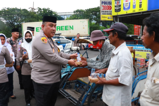 Kapolres Pelabuhan Tanjung Perak Berbagi Takjil dan Sosialisasi Hotline Mudik Polri 110