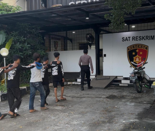 Sat Samapta Polres Pelabuhan Tanjung Perak Amankan 11 Remaja Hendak Tawuran.