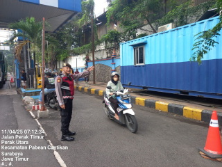 Personil Sat Samapta Polres Pelabuhan Tanjung Perak Laksanakan Pengaturan Lalin Pagi di Depan Guide Pelabuhan Jamrud