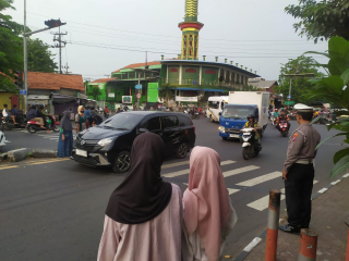 Personil Polsek Semampir Laksanakan Pengaturan Lalu Lintas di TL Karang Tembok, Antisipasi Kemacetan Arus Kendaraan