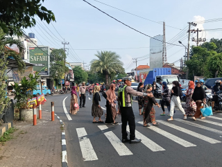 engaturan Lalu Lintas Pagi oleh Personil Polsek Semampir di TL Karang Tembok Berjalan Lancar dan Kondusif