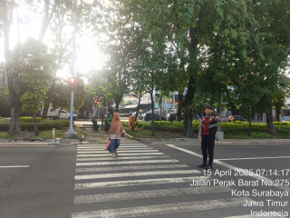Sat Samapta Polres Pelabuhan Tanjung Perak Laksanakan Pengaturan Lalu Lintas Pagi di Depan Masjid Mujahidin