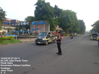 Sat Samapta Polres Pelabuhan Tanjung Perak Laksanakan Pengaturan Lalin Pagi di Depan Guide Pelabuhan Jamrud