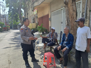 Bhabinkamtibmas Bongkaran Sampaikan Himbauan Kamtibmas kepada Warga Jalan Coklat