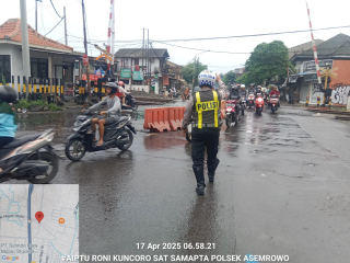 Polsek Asemrowo Laksanakan Pengaturan Lalin Pagi di Rel Tambak Mayor, Arus Ramai Lancar