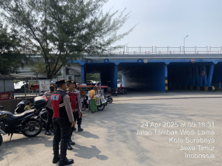 Polres Pelabuhan Tanjung Perak Tertibkan PKL di Sekitar Jalan Tambak Wedi Lama