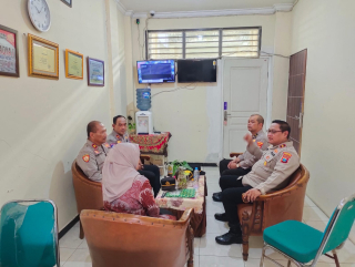 Kapolsek Kenjeran Sambang ke SDN Sidotopo Wetan 5 Bahas Sekolah Ramah Anak dan Pengawasan Remaja