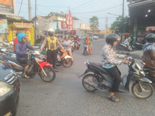 Personel Polsek Asemrowo Laksanakan Pos Akhir dan Pengaturan Lalu Lintas di Rel Kereta Tambak Mayor