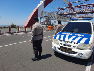 Pawas Polsek Kenjeran Pimpin Patroli Antisipasi 3C dan Pemantauan Lalu Lintas di Jembatan Suroboyo