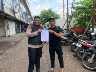 Briptu Latif Sosialisasikan Program Unggulan SPKT Door to Door Polres Pelabuhan Tanjung Perak di Jalan Kalianget