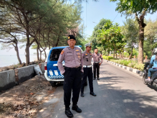 Polsek Kenjeran Laksanakan Patroli dan Pemantauan di Kawasan Wisata Pantai Batu-Batu