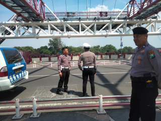 Polsek Kenjeran Laksanakan Patroli Pemantauan Arus Lalu Lintas dan Antisipasi 3C di Jembatan Suroboyo