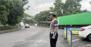 Satlantas Polres Pelabuhan Tanjung Perak Gelar Pengamanan dan Patroli Lalu Lintas di Titik Rawan Kemacetan
