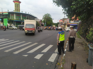 Personel Patroli 12.02 Polsek Semampir Laksanakan Gakturlin di TL Karang Tembok, Antisipasi Lawan Arus dan Kemacetan