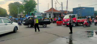 Patroli Polsek Asemrowo Atur Lalu Lintas di Rel KA Tambak Mayor, Antisipasi Kemacetan dan Kecelakaan