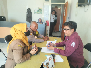 Bhabinkamtibmas Kelurahan Tanjung Perak Sambangi Rusun Indrapura, Koordinasi Pendataan Warga dan Titip Pesan Kamtibmas