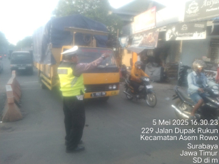 Personel Polsek Asemrowo Laksanakan Patroli dan Pengaturan di Rel Kereta Api Tambak Mayor