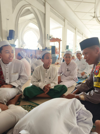 Bhabinkamtibmas Takal Kedinding Berikan Binluh kepada Para Santri di Masjid Al Fithrah