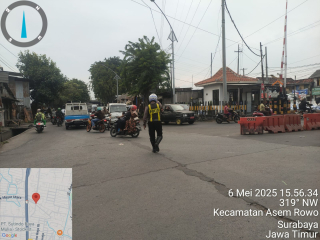 Antisipasi Kemacetan, Polsek Asemrowo Laksanakan Giat Pos Akhir di Persimpangan Rel Tambak Mayor
