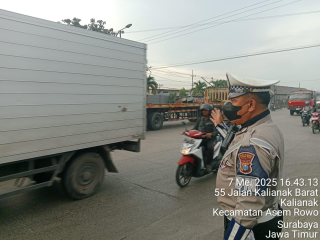 Pengamanan dan Patroli Lalu Lintas oleh Polres Pelabuhan Tanjung Perak di Titik Rawan