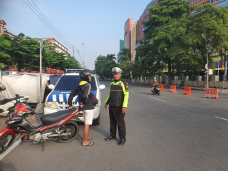 Personil Polsek Pabean Cantikan Laksanakan Patroli Lalu Lintas Pagi di Jalan Stasiun Kota