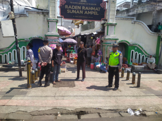 Patroli Harkamtibmas Polsek Semampir di Pintu Masuk Wisata Religi Ampel