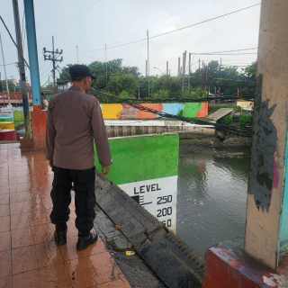 Polsek Asemrowo Laksanakan Pemantauan Debit Air di Rumah Pompa Balong II