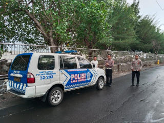 Personil Polsek Kenjeran Laksanakan Patroli Cegah Kerawanan di Sekitar Pantai Batu-Batu