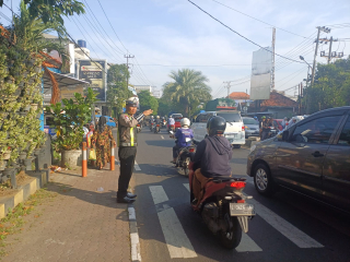Pengaturan Arus Lalu Lintas Pagi Hari di TL Karang Tembok oleh Personil Polsek Semampir