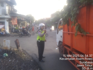 Patroli dan Pengaturan Lalin di Jalan Tambak Mayor oleh Personil Polsek Asemrowo