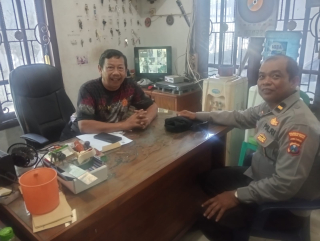 Sambang Warga, Panit Binmas dan Bhabinkamtibmas Tambak Wedi Sampaikan Pesan Harkamtibmas