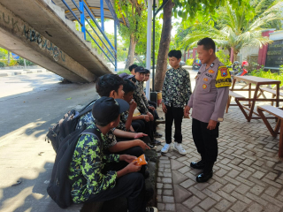 Bhabinkamtibmas Takal Kedinding Beri Binluh kepada Pelajar SMPN 15, Ajak Jauhi Tawuran dan Narkoba