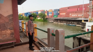 Antisipasi Banjir, Personil Polsek Asemrowo Laksanakan Patroli Pemantauan Pompa Air Balong II