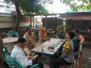 Bhabinkamtibmas dan Babinsa Tambak Wedi Koordinasi dengan Camat Kenjeran Terkait Relokasi PKL di Sekitar Jembatan Suramadu