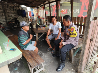 Bhabinkamtibmas Takal Kedinding Gelar Cangkrukan Bersama Warga di Giras, Jalan Kalilom Lor Indah