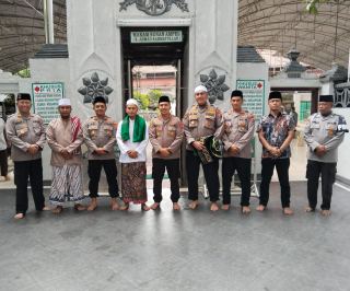Kapolres Pelabuhan Tanjung Perak Kunjungi Wisata Religi Sunan Ampel untuk Sholat Jumat dan Ziarah