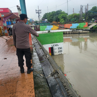 Polsek Asemrowo Lakukan Patroli dan Pengecekan Debit Air di Rumah Pompa Balong II