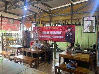 Polres Pelabuhan Tanjung Perak Gelar Jum'at Curhat Bersama Warga di Kedai Galnis